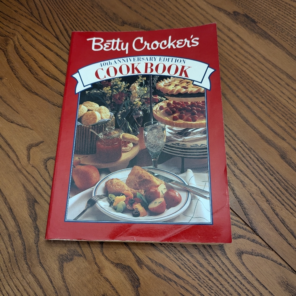 Vintage 91 Betty Crocker 40th anniversary cook book. Soft Cover. 422 Pages. GUC
